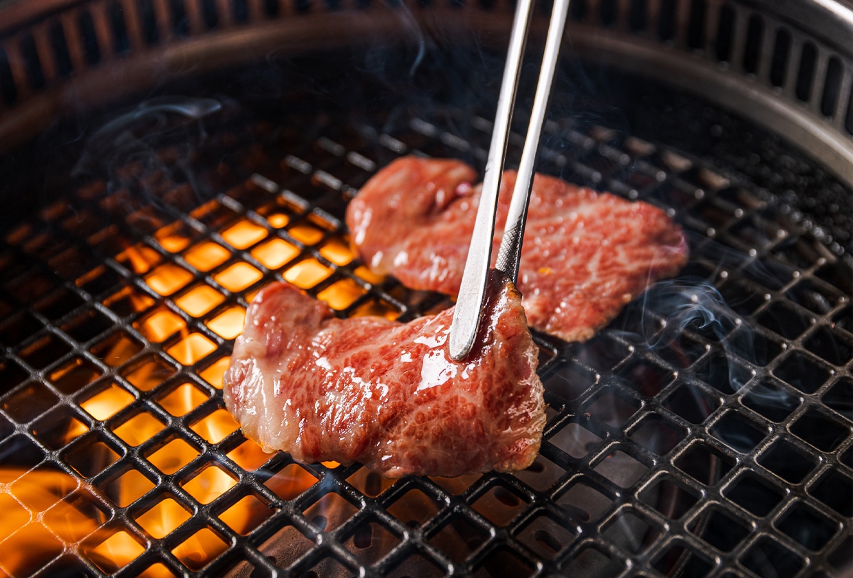 網で焼く牛肉